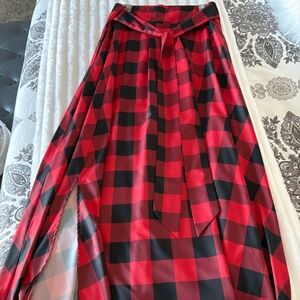 Skirt with back zipper